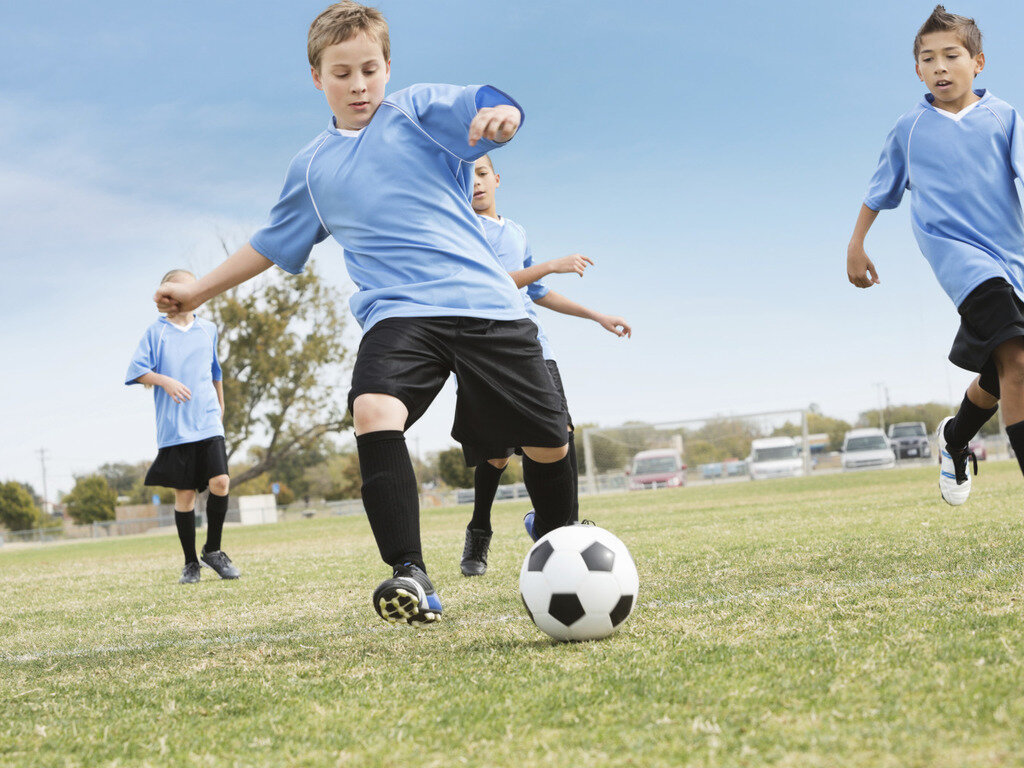Отдайте детям спорт. Футбол дети. Дети играющие в футбол. Мальчик футболист. Мальчик с футбольным мячом.