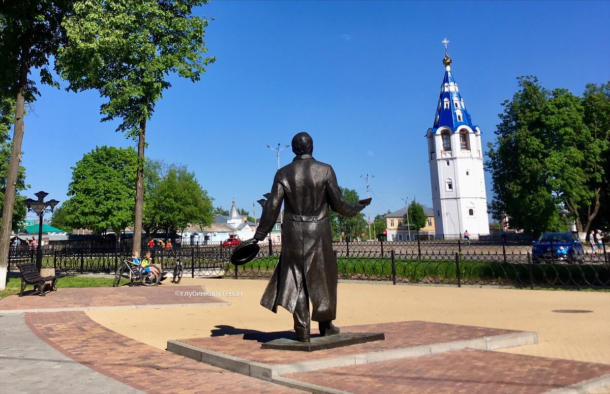 Центральная площадь и скульптура Алексея Фатьянова 
