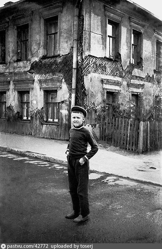 Вот в таком состоянии был жилой фонд Бабьего городка в послевоенный период. Полы проваливались, лестницы стонали под напором ног. Зато во дворах, стараниями жильцов, буйно разрастались Золотые Шары, 1963-1964 г. Автор БСА. Источник: частный архив.