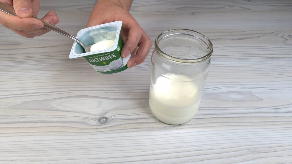 В молоко добавляем 2 ст.л. йогурта