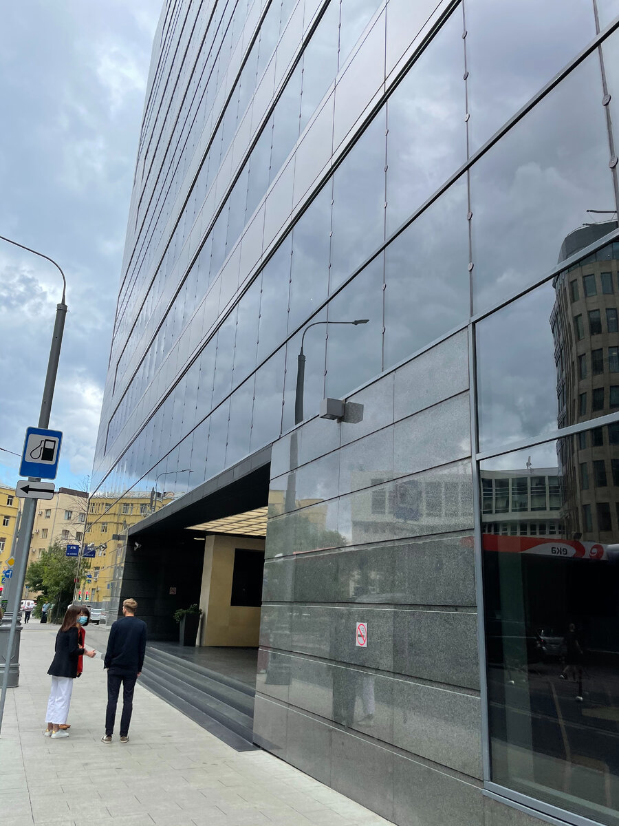 Рядом со зданием очень приятно одетые люди, очень чисто.