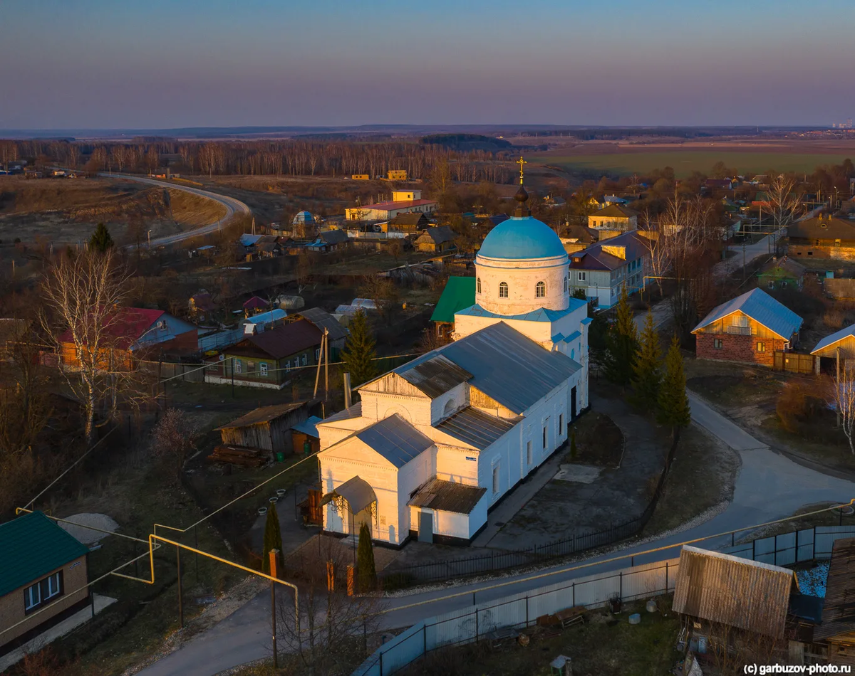 Самый маленький город края. Свято-Введенский храм Чекалин. Введенский храм Чекалин. Чекалин Лихвин. Введенская Церковь Чекалин Тульской.