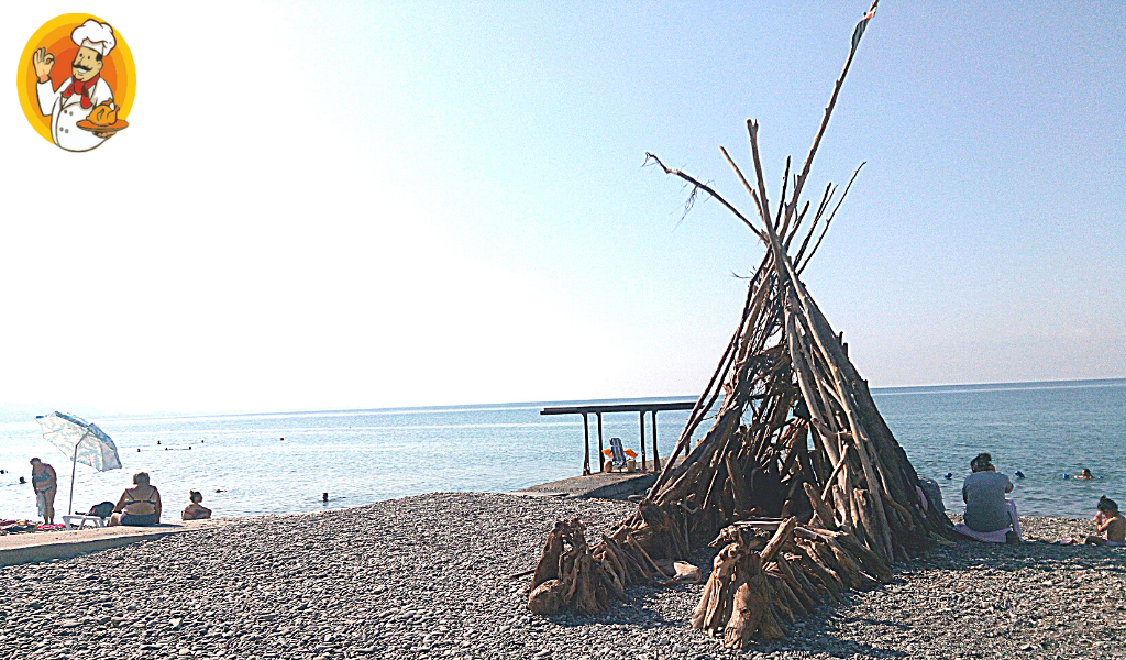 Шалашик из веток, принесенных морем.