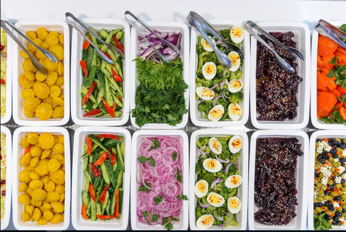 Пример блюд в зале «Шведский стол» санатория «Родник Алтая»