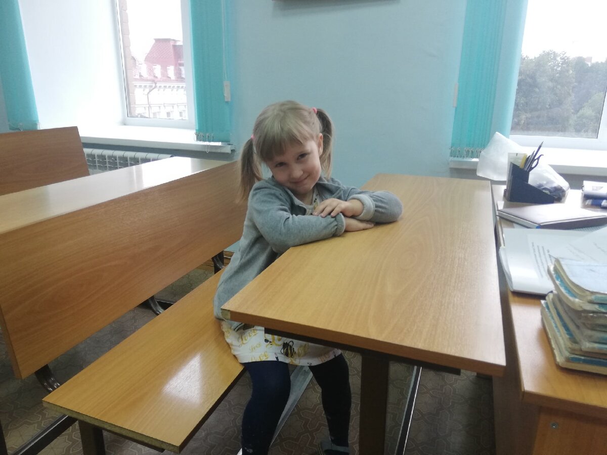 Анечка в музыкальной школе. Впервые за партой.