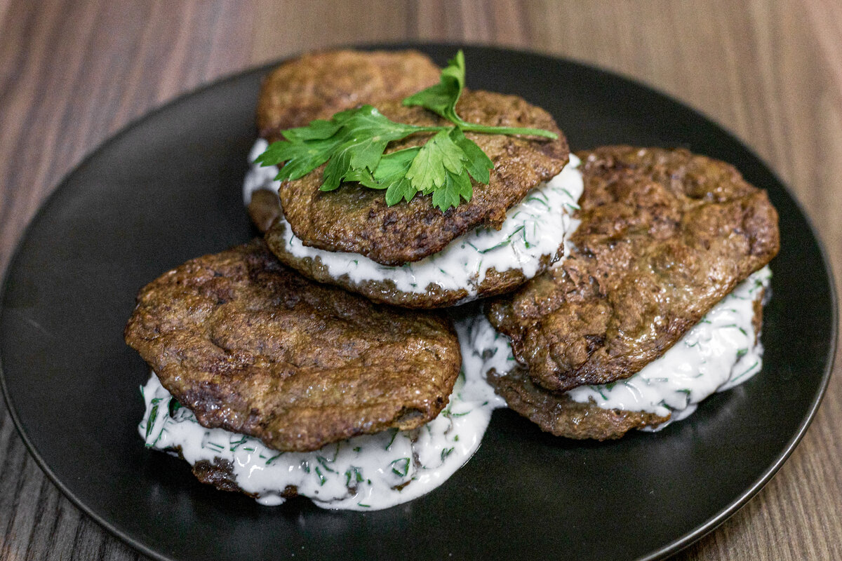 Печеночные оладьи с репчатым луком и сметаной