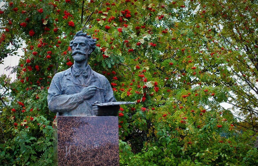 Памятники русским художникам. Памятник Левитану в Плесе. Город плёс памятник Левитану. Плёс памятник Исаку Ливитану. Бюст Левитану Плес.