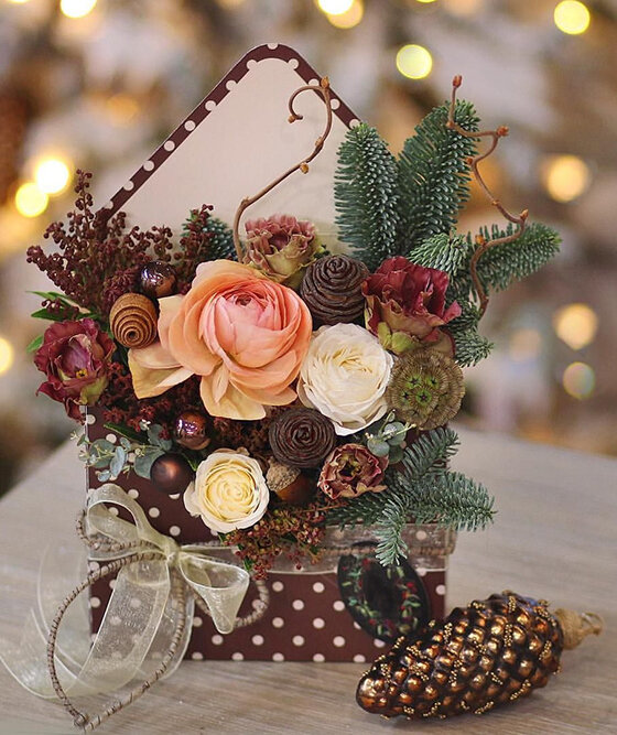 Новогодний букет с декоративными элементами