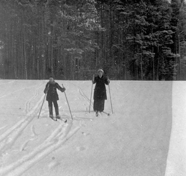 Массово доступной. Прогулка 1910. Лыжная прогулка фото 1938 год. Лыжные прогулки старые фото. Старые фото лыжных прогулок 90 е годы.