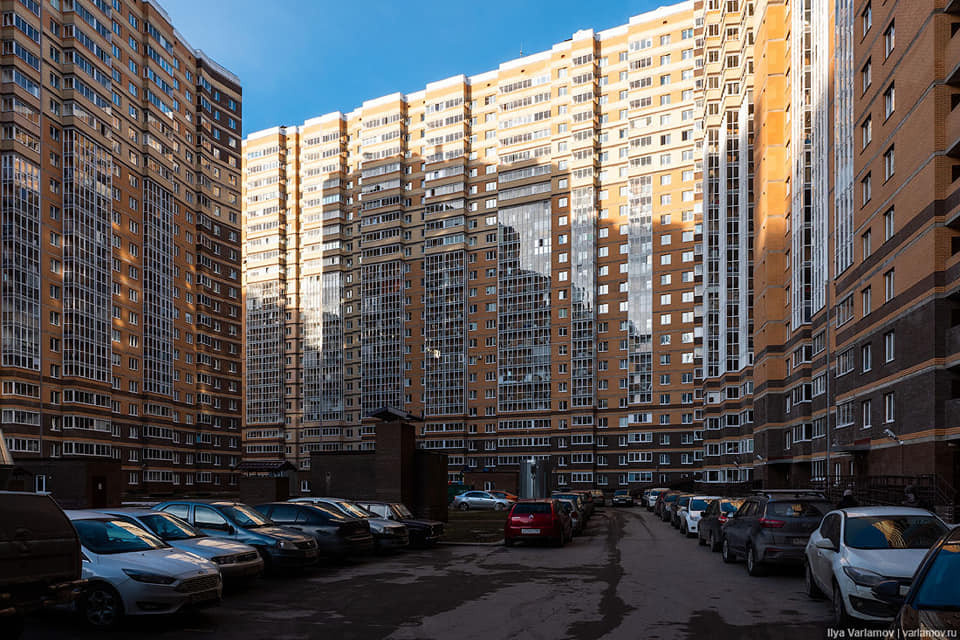 проблемы с парковкой в таких домах одна из малых проблем жителей