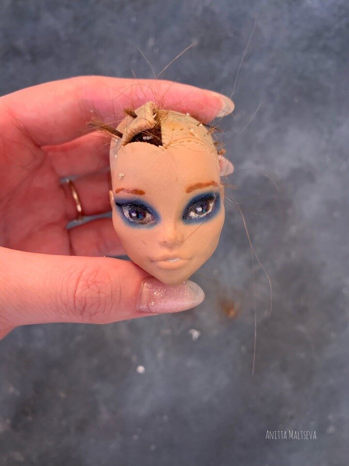 В процессе подготовки куклы к работе. "Крышка" головы даже не закрывалась. Вот колько клея внутри было