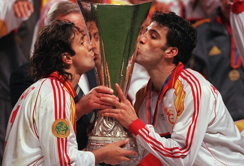 Игроки Галатасарая празднуют победу в Кубке Уефа-2000