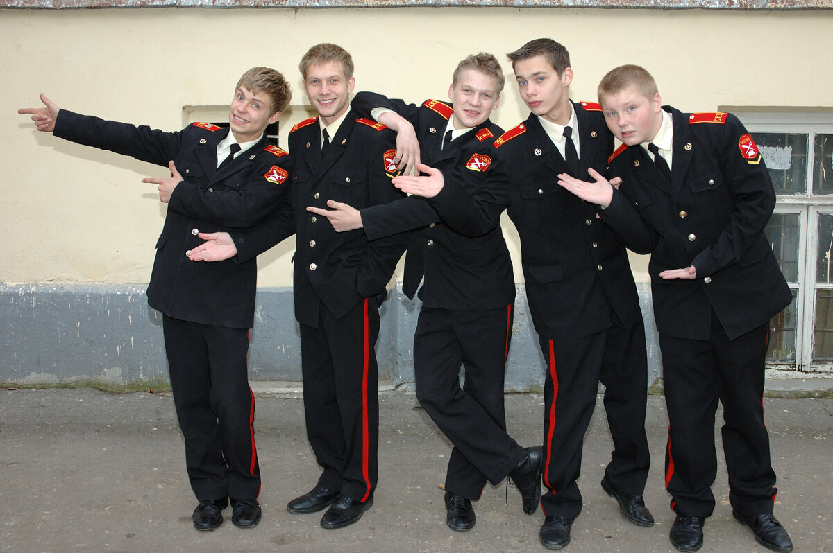 Мальчишки четырнадцати лет оказываются в Суворовском училище – кто-то благодаря семейной традиции, кто-то ради высоких идеалов, а кто-то даже не по собственной воле. Поступив в Суворовское, ребята поначалу не представляют всей степени нагрузки, а главное - ответственности, которая окажет глубокое влияние на их последующую жизнь. Издавна, начиная с 18 века, из стен кадетских корпусов выходили благородные офицеры, цвет нации, защитники Отечества, опора и гордость высшего общества, - это были элитные заведения, где всегда было почетно и очень трудно учиться. Но свою избранность наши суворовцы начинают осознавать не сразу...