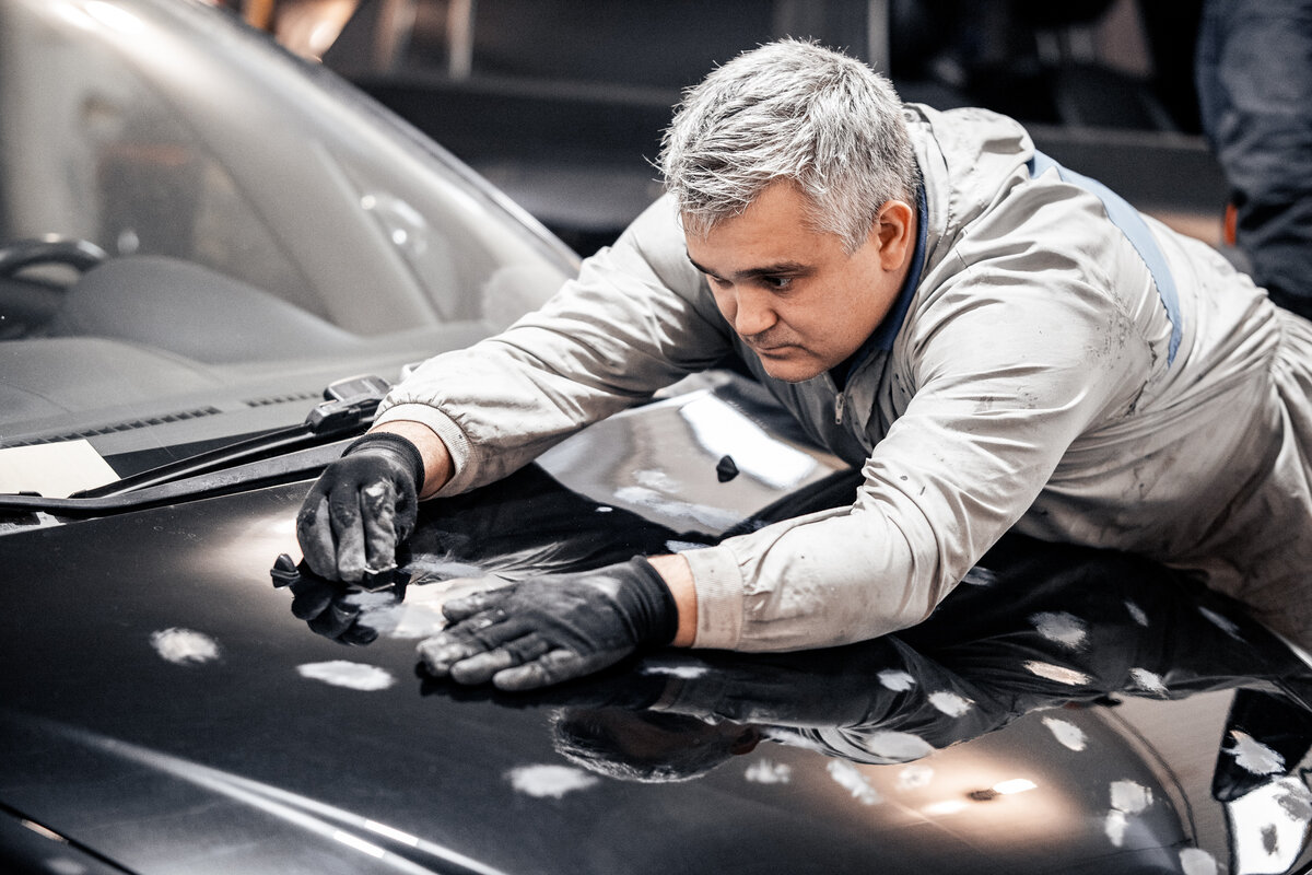 
1. Протирание капота, бампера и других деталей кузова СУХОЙ ❗️ тряпкой, приведёт к ПОЯВЛЕНИЮ маленьких ЦАРАПИН.
Если тряпка сухая, мелкая пыль начинает работать как наждачная бумага. Со временем царапин станет больше, и поверхность краски не будет такой блестящей и гладкой. Поэтому автомобиль нужно протирать только мокрой тряпкой со специальным авто шампунем. Затем нужно взять микрофибру, на которую наносится средство по уходу за корпусом машины. 

2. Не мыть, авто, все равно запачкается! 🚿
Нельзя так думать, в осенне-весенний период, особенно в весенний авто необходимо мыть чаще 🧽 Снег тает и вся каша из песка, соли, реагентов превращается в агрессивный раствор, который долго находится на кузове и вредит ЛКП. Необязательно делать это на автомойке, 2 ведра чистой воды помогут сбить налёт и сполоснуть авто.

3. Пренебрежение защитой локеров (подкрылок)❗️
Если они повреждены, то вся грязь попадает на оптику, на противотуманные фары, на их контакты. Контакты окисляются и потом вам придётся платить не малые деньги за замену оптики.
Подкрылки и брызговики это важно, все таки из под колёс летит много грязи. Нижние пыльники, пыльники двигателя внутреннего сгорания - нельзя упускать из виду! Двигатель авто дышит всем этим, поэтому лучше защищать сразу, чем потом платить в разы больше за устранение последствий!

4. Своевременная замена расходников поможет механизму авто работать как часы, ЛКП конечно от этого не зависит, но езда на нем будет доставлять удовольствие.

5. Несколько слов о колесах. Не нужно перекачивать колеса, если показалось, что они приспущены. Часто бывает так, что автомобиль, стоящий на камушке или на неровной поверхности имеет как бы спущенные колеса, но это не так, поскольку из-за неровности возникает деформация резины. В этом ничего страшного нет. Но если действительно появились сомнения по поводу колес, лучше заехать на шиномонтаж, где оперативно будет сделана проверка.

Есть вопросы по своему авто? Присылай фото - скажем примерную стоимость ремонта 🔨
____
📎 г.Казань, Интернациональная, 7г
Телефон: + 7 (903) 313 99 96