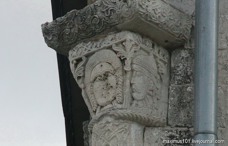 Капитель с маскаронами из Георгиевского собора Юрьева Польского. Центральный лик здесь несомненно женский, это дева с непокрытой головой, справа и слева от нее изображены два парных мужских лика с усами и во фригийских колпаках. Начиная с античности подобные колпаки часто символизировали именно всадников - скифов, даков, фрикийцев, парфян. На фото ниже аналогичный пример с Дуная III века. Фото автора.