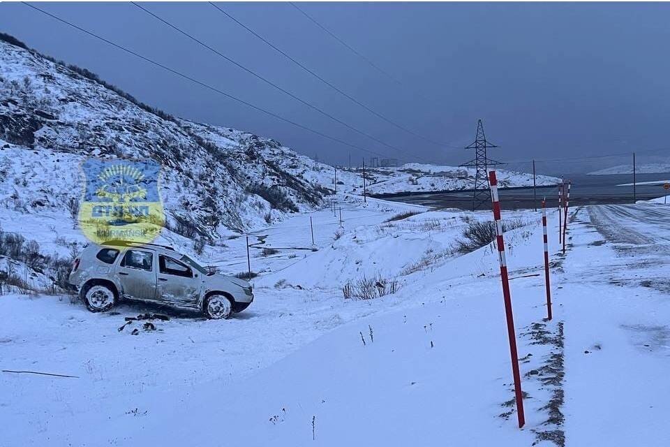     Машина вылетела с дороги рядом с Териберкой. Фото: vk.com/murmansk_dtp