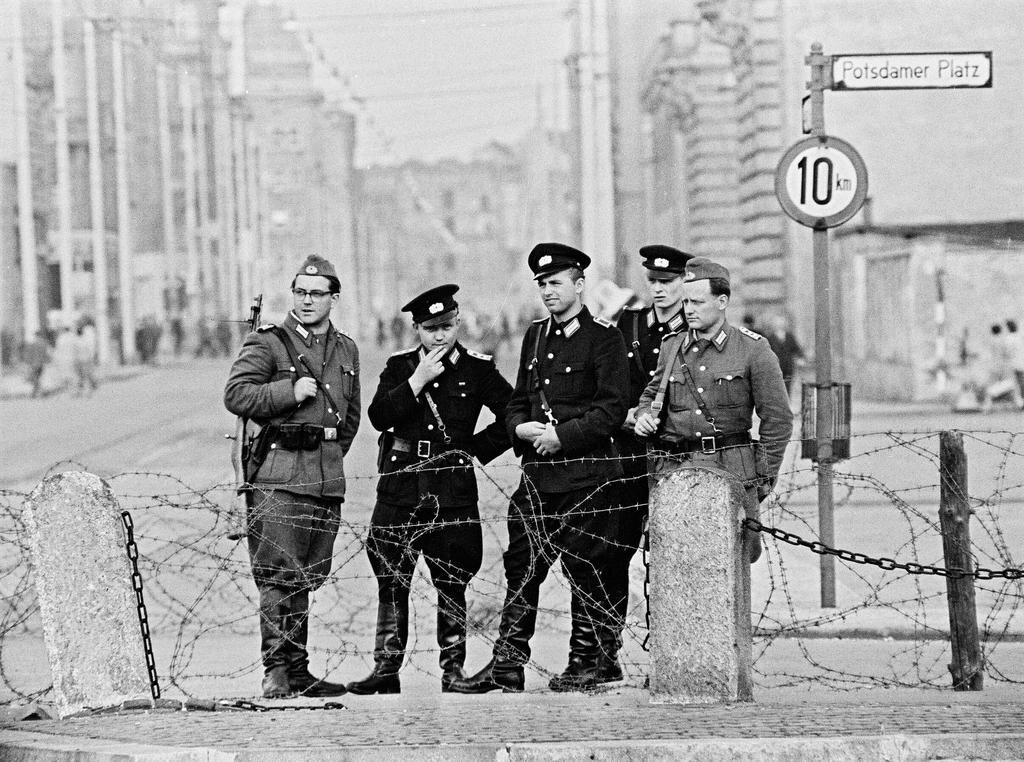 Berlin 1961. ФРГ 1961. Берлинский кризис 1961. Стена в Берлине 1961. Сбежать в германию
