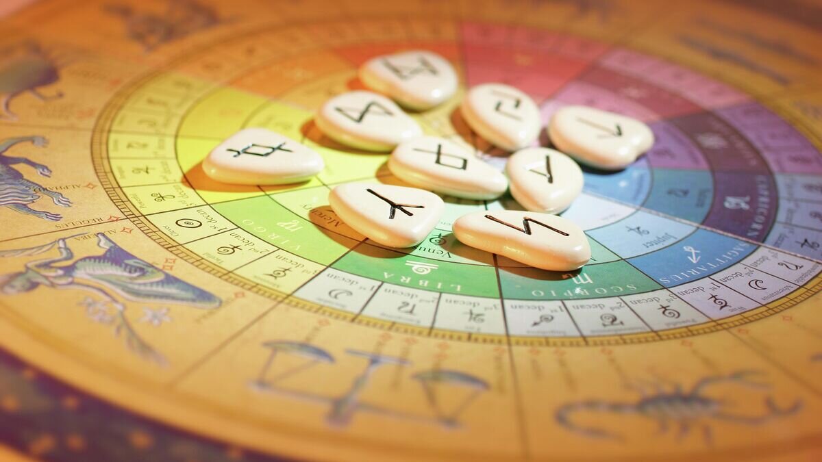    Рунные камни и колесо Зодиака © Depositphotos.com / newlight