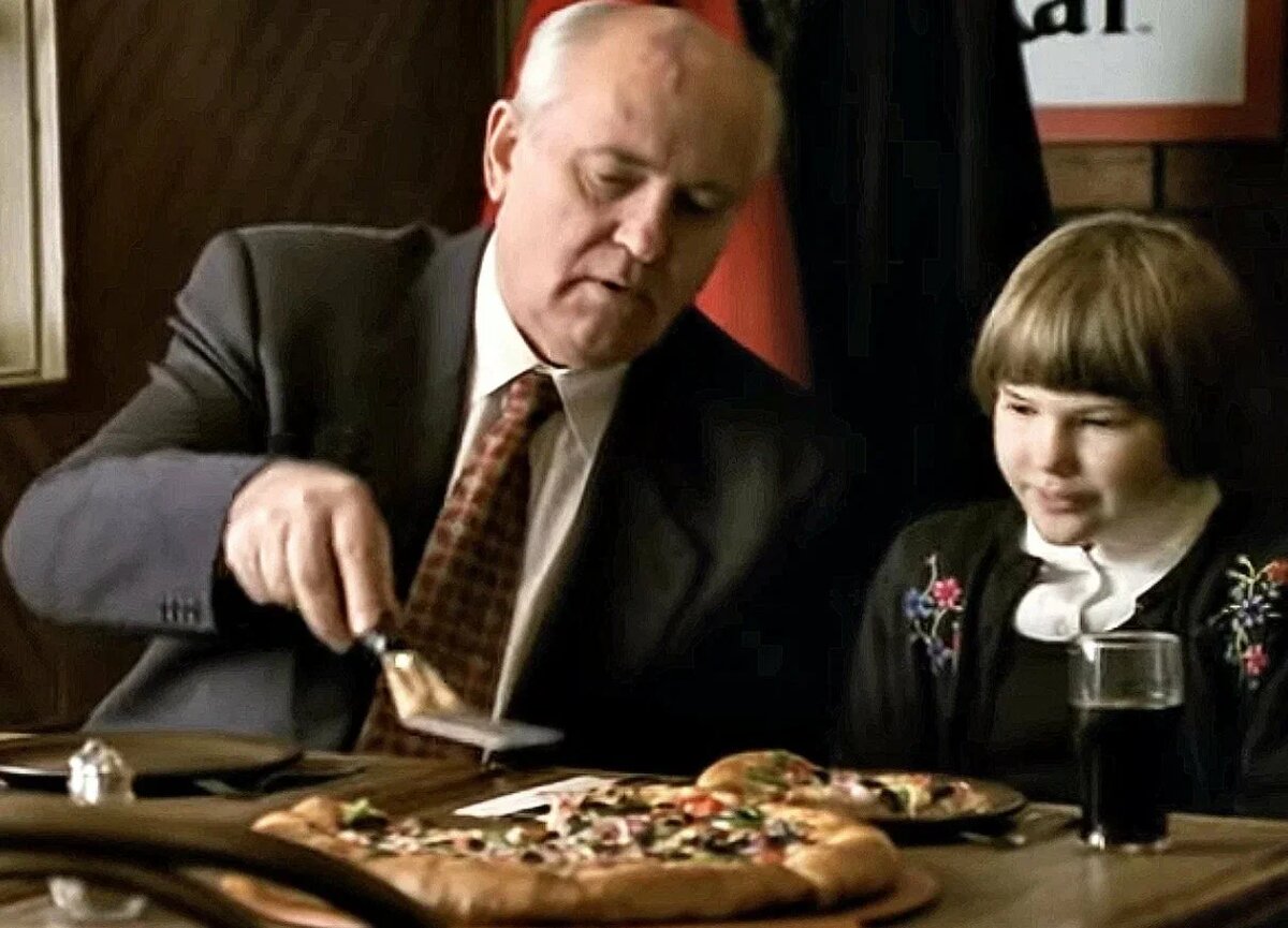 Горбачёв Михаил Сергеевич и его внучка Анастасия в рекламе Pizza Hut. Фото взято с ресурса Яндекс.Картинки