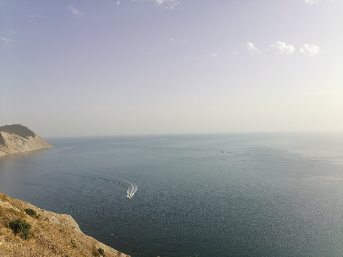 Да, на юг мы поехали не за загаром, а за морем. Это то единственное преимущество, которого нет у нас на Урале. Нет, есть, конечно, древнее Пермское море, но это как бы немножко не то. 