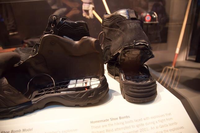 И его взрывоопасные ботинки. Фото из интернета.