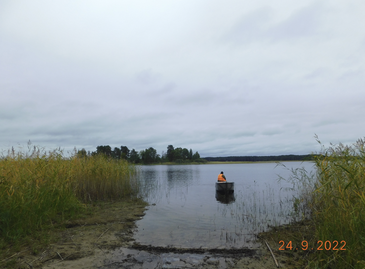 Привезшая нас лодка уплывает на базу.