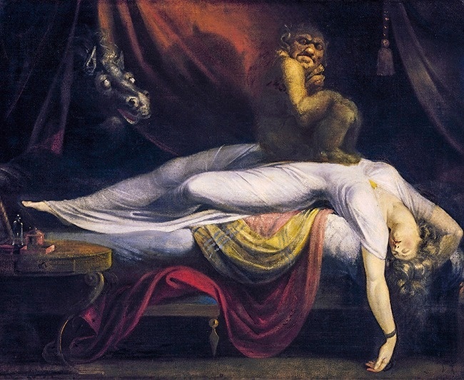 
1. Сонный паралич
Как ощущается: Человек просыпается ночью и не может пошевелиться. К этому примешиваются пугающие галлюцинации и ощущение, что в комнате есть посторонний. В древности состояние ассоциировали с кознями нечистой силы.