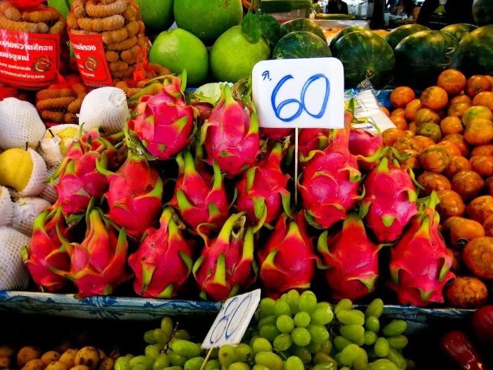 Можно ли из тайланда вывозить фрукты. Фрукты Тайланда. Прилавок с экзотическими фруктами. Тайские фрукты и овощи. Прилавки фруктов в Тайланде.