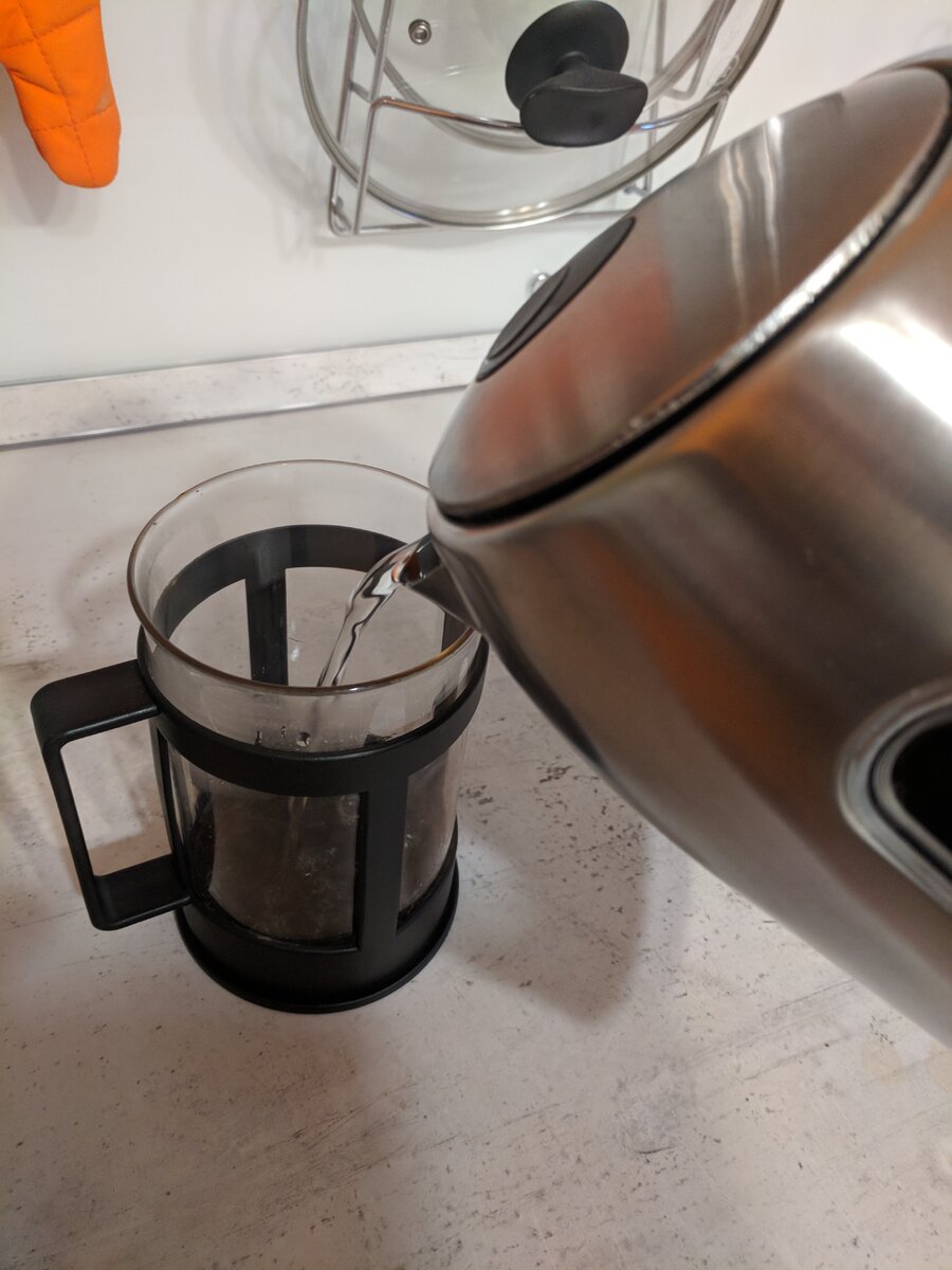 Насыпаем заварки, и наливаем воды в заварник так, чтобы чай немного закрывался водой 