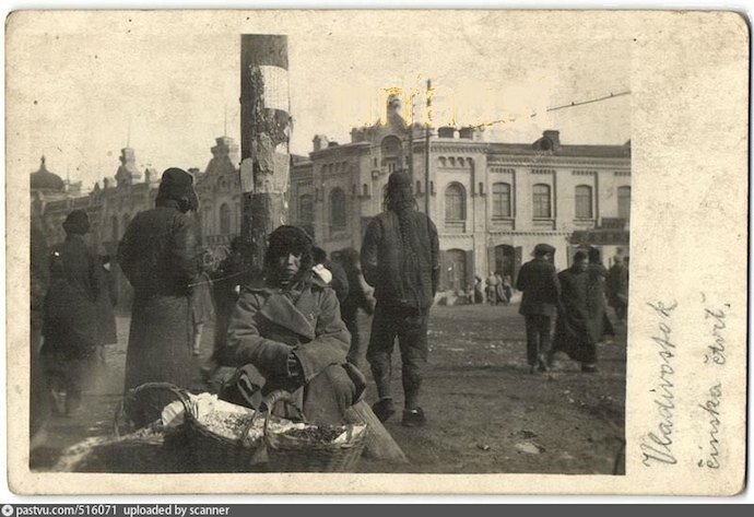 Китайский торговец во Владивостоке в 1918-1920. Источник: ebay.com