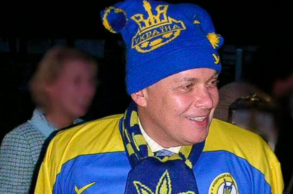 В период работы в Киеве Дмитрий Киселев легко вписался в местный свидомый бомонд. Телеведущий в форме сборной Украины и атрибутах ее болельщика. 