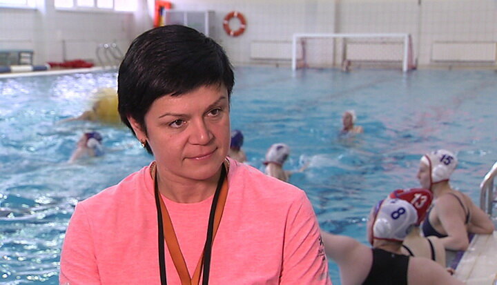 Татьяна Петрова, главный тренер сборной Югры по водному поло: «Условия, которые здесь созданы они очень шикарные и можно сказать, что в России одни из самых лучших. Очень мало в городах и округах, где еще вкладывают такие средства, где в общем-то еще поддерживают на таком уровне развитие детского спорта, и юношеского спорта. Конечно, все девчонки приходя в бассейн об этом мечтают, тем более у нас есть на кого равняться, у нас 2 призера олимпийских игр - Катя Лисунова и Аня Тимофеева».