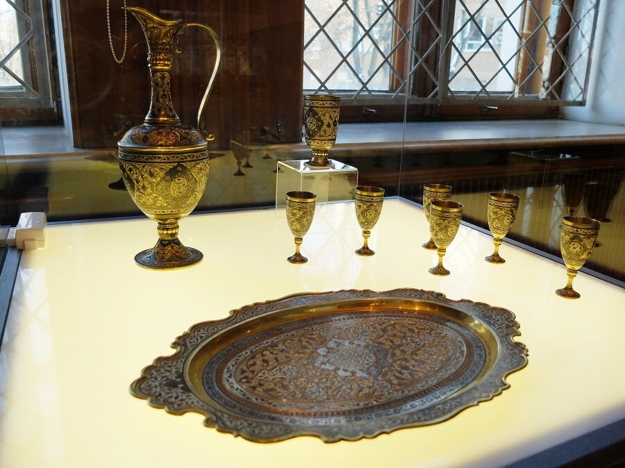 Винный  набор. Художник: А. Абдурахманов. Граверы: С. Мунгиев, А. Ахмедов, Ю.  Юзбашев. Монтировщик: Г.А. Мусаев. Артель «Кубачинский художник», 1957  г. Дагестанская АССР, Дахадаевский р-он, с. Кубачи. Серебро, гравировка,  чернь, золочение