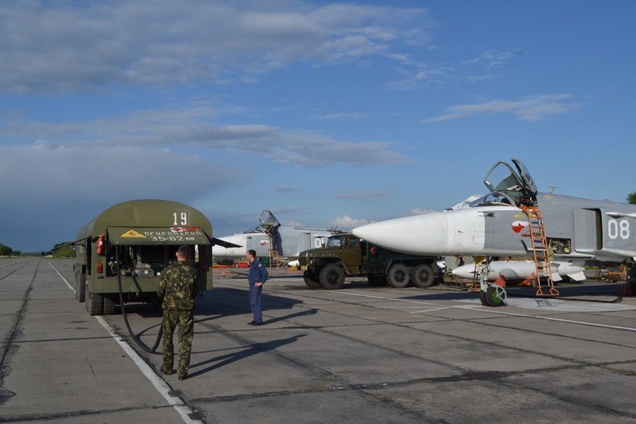 Аэродромное обеспечение полетов. На военном аэродроме обеспечение полетов. Аэродромная служба аэропорта внуково. Наземное аэродромное оборудование. Миг-31 елизово.