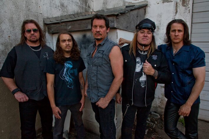 Слева направо: Фрэнк Гилкрайст (ударные), Ник Ли (гитара), Майк Флинтц (гитара), Дон Ван Ставерн (бас), Тодд Майкл Холл (вокал)