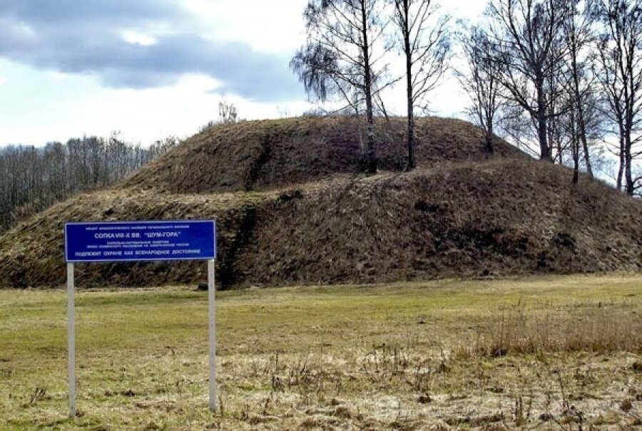 Место предполагать. Шум-гора Курган Рюрика в Новгородской области. Могила Рюрика шум гора. Шум- гора ( Батецкий район). Шум-гора Рюрик.