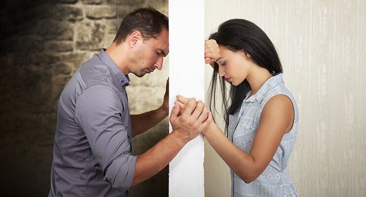  В последнее время популярно стало объяснять происходящее в обществе усложнение моделей семейных взаимоотношений исключительно особенностями индивидуальной психологии человека. Этому посвящено множество популярных психологических теорий «токсичных» партнеров и «токсичных» отношений. Одни только списки психологических свойств людей, «с которыми не надо связываться», или «отношений, которых надо избегать», занимают не один десяток страниц. Так ли это на самом деле?