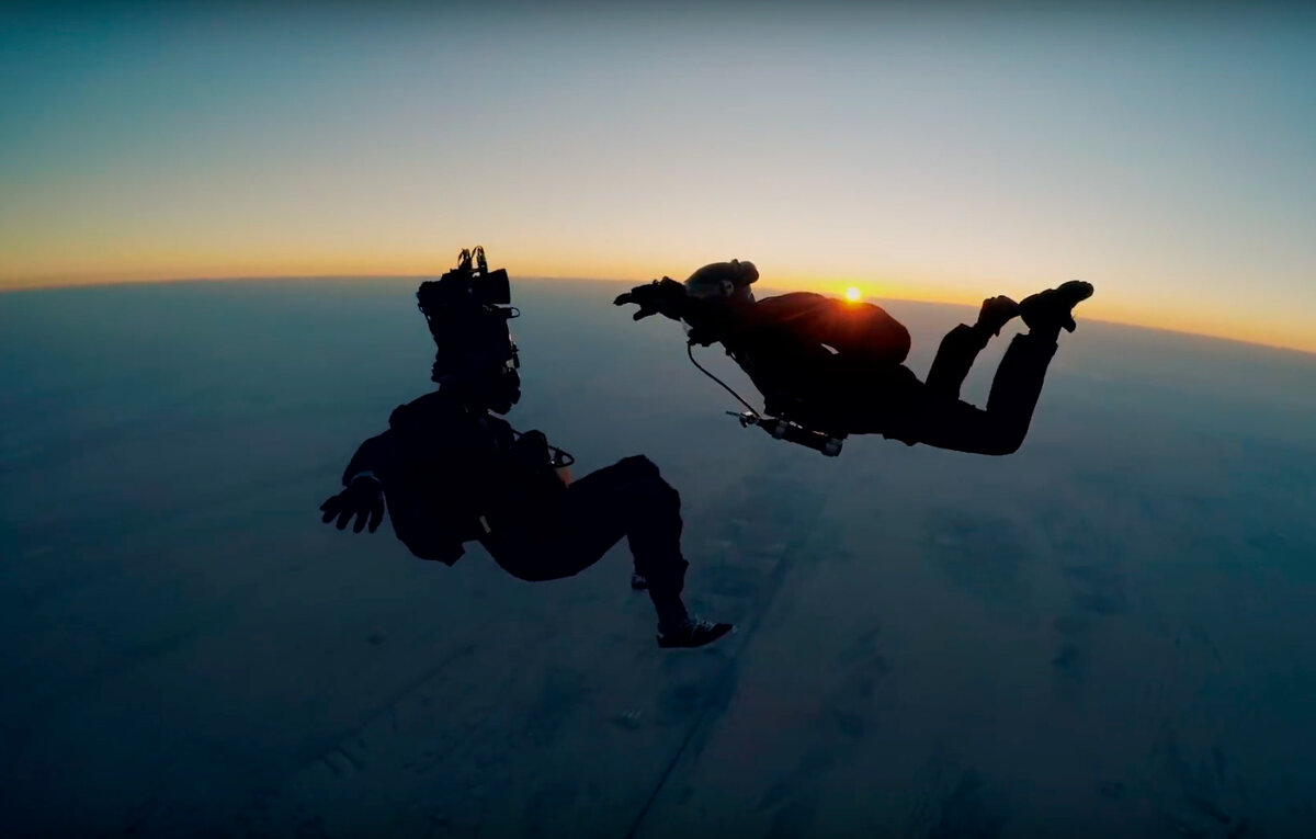 Том Круз и оператор во время выполнения трюка