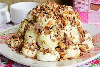 Десерт «Графские развалины» является самым любимым тортом сладкоежек. Различные варианты приготовления делают его вкусным и нежным. В сегодняшнем рецепте будет использована сгущёнка. Время приготовления один час. Имеет бисквитный тип и безе.