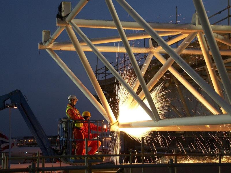 Демонтаж металлических конструкций. Демонтаж конструкций металлических резка. Разрушение металлоконструкций. Демонтаж металлоконструкций. Демонтаж промышленных зданий и сооружений.