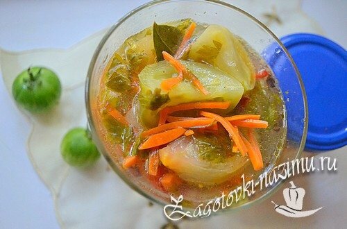 7. Через сутки можете подавать закуску из зелёных томатов к столу, предварительно охладив их в холодильнике и отварив к ним картошечку.

Ну, что вкуснее может быть, чем картофельное пюре с солеными помидорами, хоть и зелеными? Советы: — чеснока вы можете использовать меньше или больше, исходя из собственного вкуса. В соленом виде он получается тоже очень вкусным и хрустящим; — по своему вкусу вы можете добавить в рассол лавровый лист, гвоздику и горошины душистого перца.
