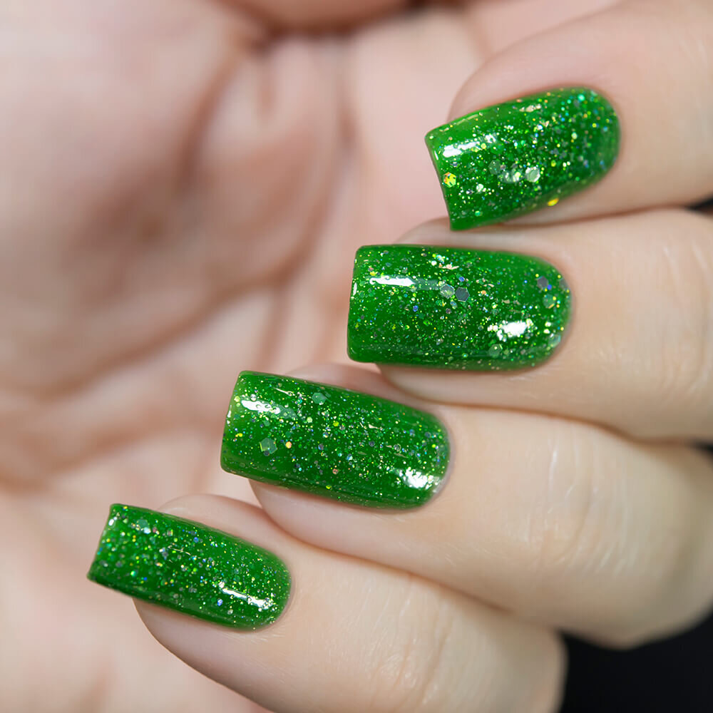 Яркий голографический «Клевер» на полупрозрачной основе был создан вместе с Катей @epicnemy и задуман как приносящий удачу. С тем, что иметь такой оттенок в палитре это 100% удача мы абсолютно не спорим! )