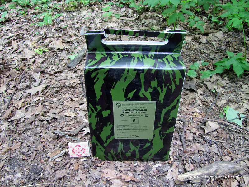 Для масштаба практически на каждом фото прикладывал коробок обычных спичек.
1. 

Ручка порвана не потому, что я в нетерпении набросился на нее, разорвав, чтоб съесть паек, а при простой переноске через пару десятков метров. Сходная проблема была и с ручкой на старом пайке. Господа производители, поправьте, а? ;)
