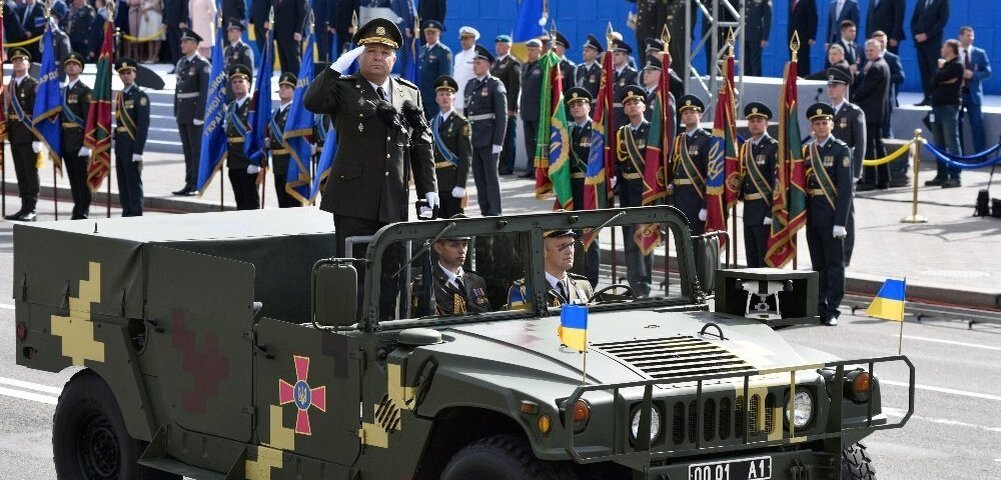 Министр обороны незалежной - Полторак. С трудом помещается в авто...