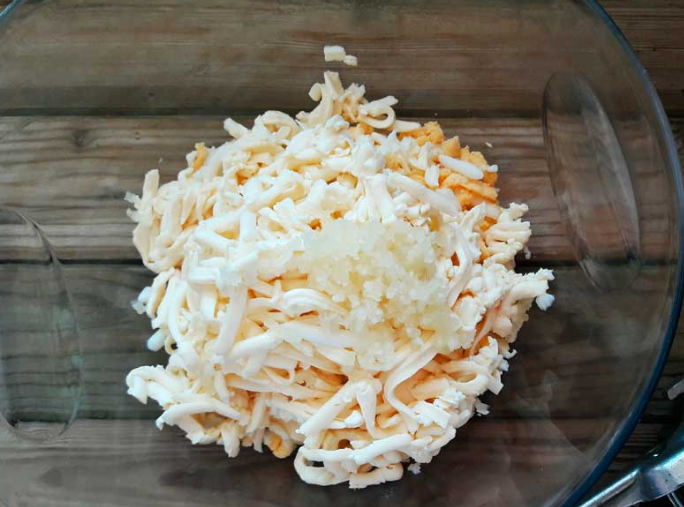 Результат будет выглядеть примерно так. Осталось добавить маринованные огурчики и зелень по вкусу