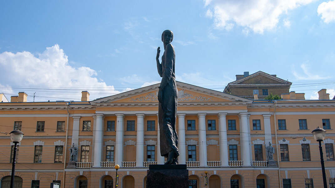 Ахматова адреса в петербурге. Памятник Анне Ахматовой в Санкт-Петербурге. Памятник Анне Ахматовой. Кресты Санкт-Петербург памятник Ахматовой.
