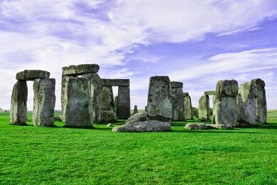 Весь наш земной шар «опутан» энергетическими линиями необычной силы, на которых находятся так называемые места силы. Самые активные места силы на Земле и их магические свойства были известны издревле. Поэтому не удивительно, что именно там родились древнейшие цивилизации. Наши предки хорошо знали о том, где эффект этой энергии проявлялся наиболее сильно, потому что именно там, пытаясь использовать стимулирующую энергетику мест силы в медицинских или религиозных целях, возводили свои храмы. Впервые эти линии описал в 20-х годах прошлого века английский фотограф А. Уоткинс, который отметил, что в его стране все места поклонения созданы друг от друга по прямой линии. Тогда и был принят термин «силовые линии» («ley lines»). Сегодня они являются предметом многочисленных исследований, но, прежде чем дело дошло до их изучения, какая-то сильная, труднообъяснимая необходимость толкала людей в эти районы.