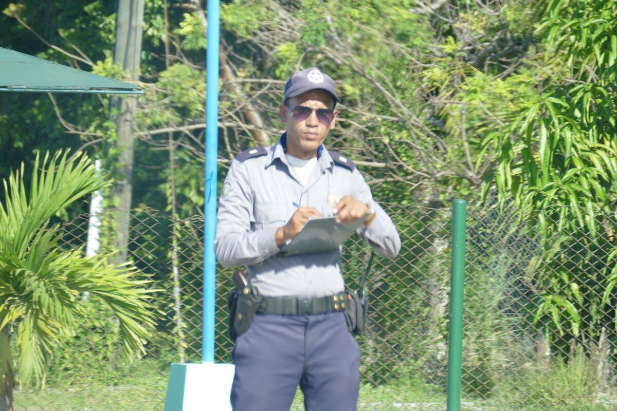                                                             Вот такой примерно полисмен.