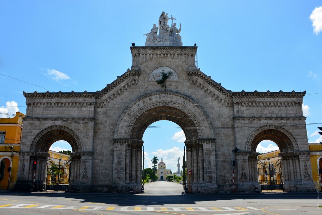 01.Неподалеку от Площади Революция, находится старинное, открытое в 1876 году на месте более древнего, кладбище Колон. Не зайти хотя бы на 15 минут, будет не правильно.   

