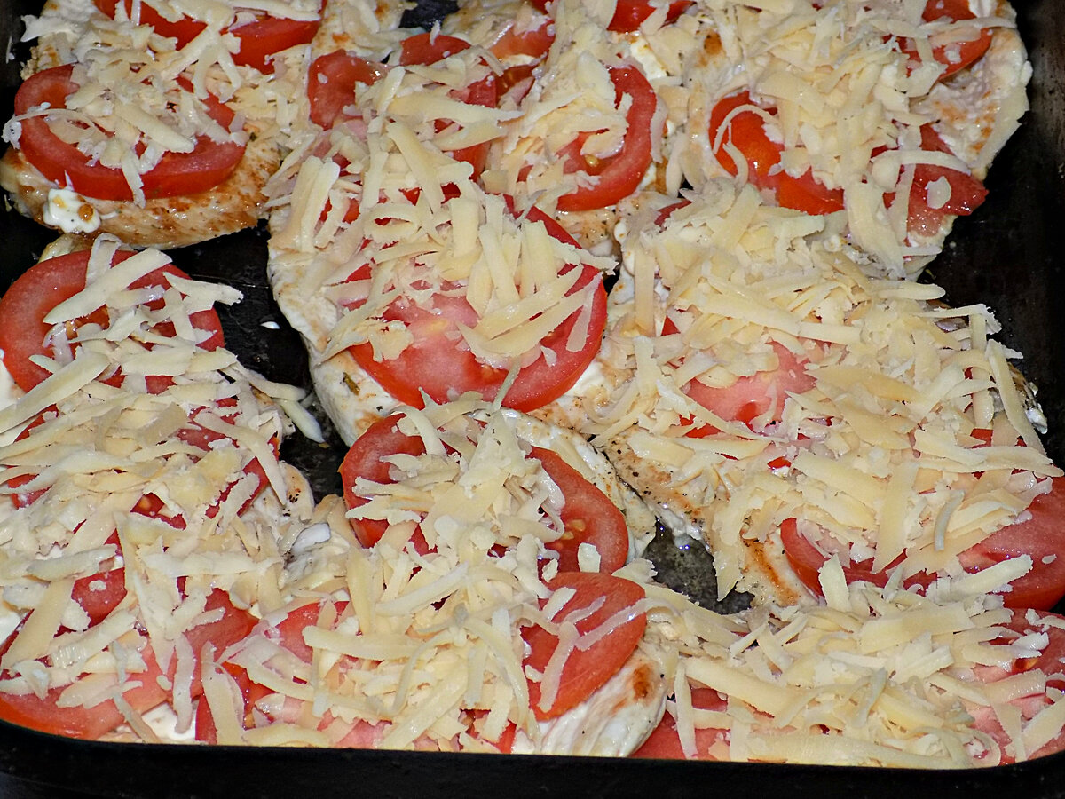 пицца на готовом дрожжевом тесте в духовке с колбасой и сыром и помидорами фото 105